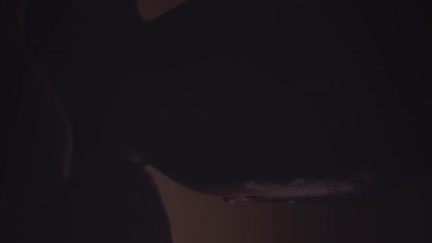 Vertical médio closeup de assustado menino afro-americano gritando em voz alta de pesadelo em quarto escuro piscando luz - Filmagem, Vídeo