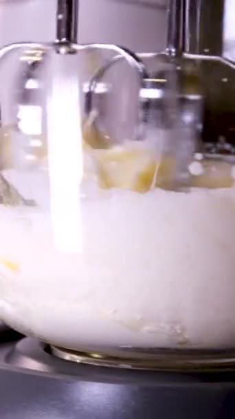 proces przygotowywania słodkich pysznych gofrów w elektrycznej gofrownicy przy użyciu procesora żywności pokonać składniki mąki jaj dodać cukier zbliżenie gotowania show przepis. maliny dekoracji. Zestaw filmików - Materiał filmowy, wideo