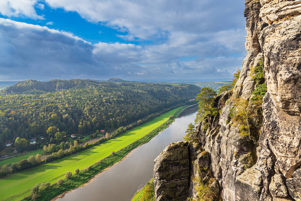 Θέα πάνω από τον ποταμό Έλβα προς τα βουνά Saxon Sandstone, Γερμανία. - Φωτογραφία, εικόνα