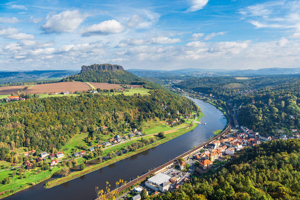 Vue sur l'Elbe et les montagnes de grès de Saxe, Allemagne. - Photo, image