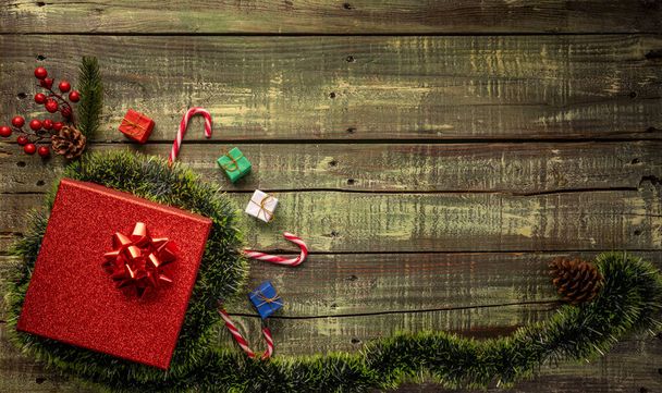 素朴な木の表面に広がるクリスマスのプレゼントと季節の装飾のトップビュー,休日のフラットレイ. - 写真・画像