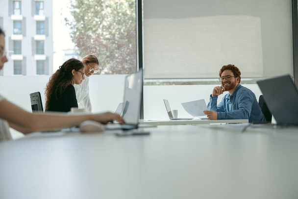 Gente d'affari che lavora con computer portatili in ufficio su sfondo di colleghi. Foto di alta qualità - Foto, immagini