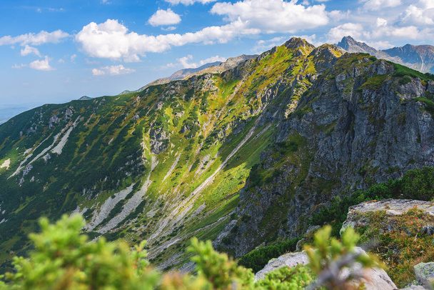 Польські гори Татра, високогірна стежка, що веде до гірських вершин, гірський пейзаж з долинами та схилами, вид на сонячний літній день. - Фото, зображення
