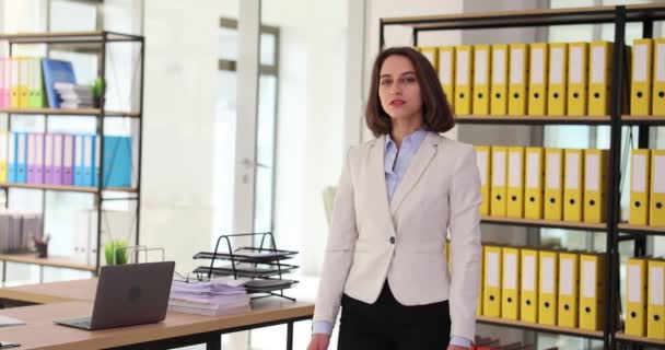 Portret skupionej bizneswoman chodzącej po biurze. Piękna kobieta konsultant biznesowy - Materiał filmowy, wideo