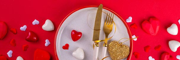 Valentýn tabulka nastavení pozadí tabulky pro romantickou večeři na červeném pozadí, horní pohled. Valentýn slavnostní menu, přání na uvítanou nebo pozvánku pozadí, Galentine den byt ležel - Fotografie, Obrázek
