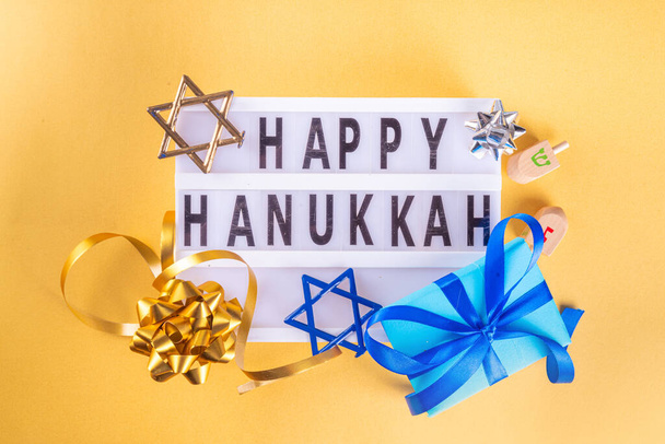 Feliz Hanukkah tarjeta de felicitación de fondo. Judío Año Nuevo piso de vacaciones con símbolos tradicionales de Hanukkah festival, menorah, donas y decoraciones copiar espacio - Foto, imagen
