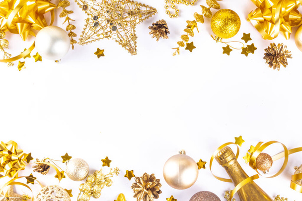 Вітальна листівка на Різдво та Новий рік. Свята вечірка високого кольору запрошення з новорічними прикрасами та різдвяними вафлями, простір для перегляду зверху - Фото, зображення