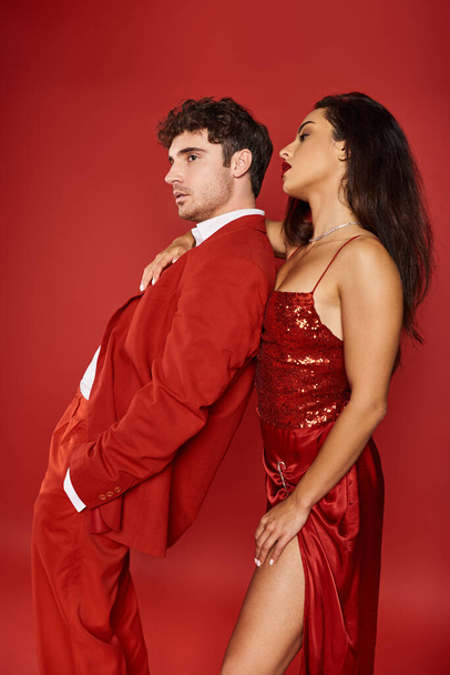 boční pohled krásné mladé ženy s červenými rty objímající dobře vypadající muž na Valentýna - Fotografie, Obrázek