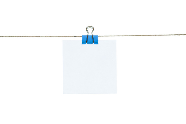 Valkoiset paperikortit roikkuvat köydessä
 - Valokuva, kuva