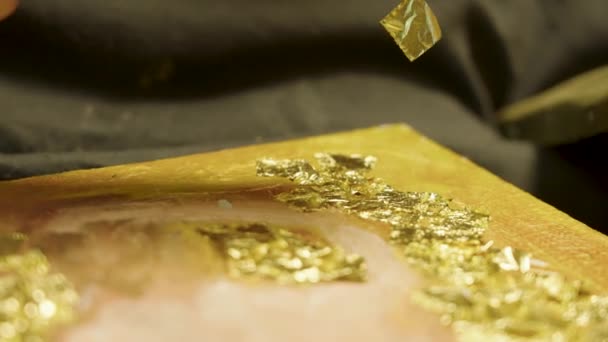 O artista aplica ouro à pintura a óleo sobre tela - Filmagem, Vídeo