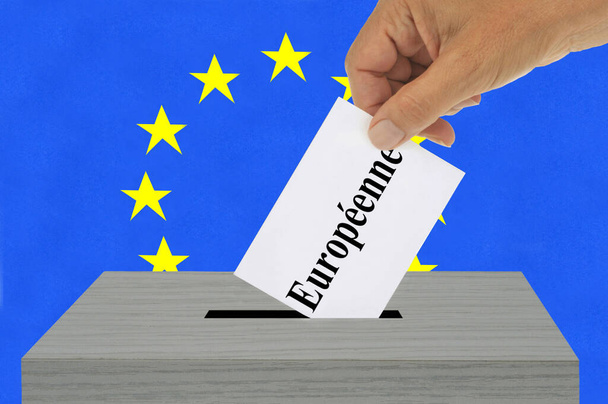 Európai választási koncepció, amely egy francia nyelven írt szavazólapot tesz az Európai Unió zászlajának hátterében álló választási rovatba - Fotó, kép