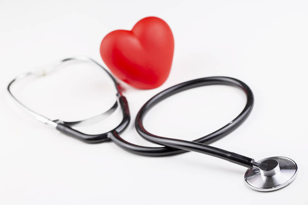 Estetoscopio y corazón rojo. Comprobación cardíaca. Concepto asistencia sanitaria
. - Foto, imagen