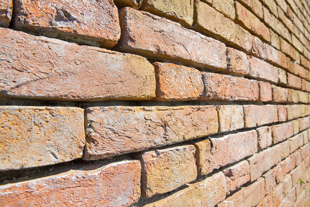 Παλιός εκτεθειμένος τοίχος από τούβλα με διάβρωση και φθορά οικοδομικών υλικών - Έλλειψη κονιάματος μεταξύ τούβλων και τούβλων - Φωτογραφία, εικόνα