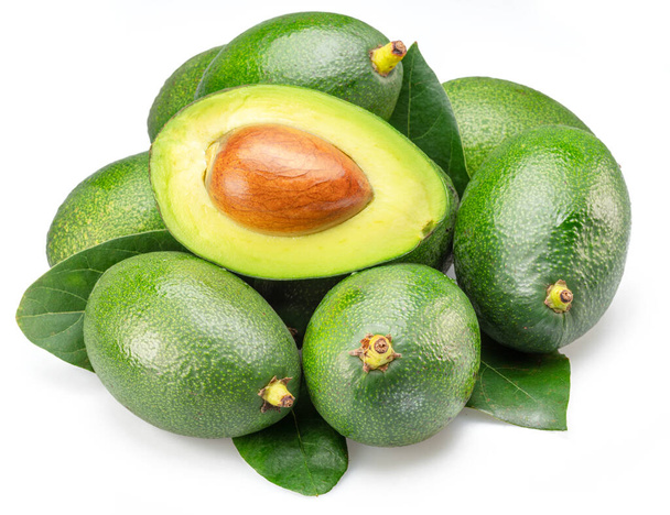 Un sacco di frutti di avocado con foglie isolate su sfondo bianco.  - Foto, immagini