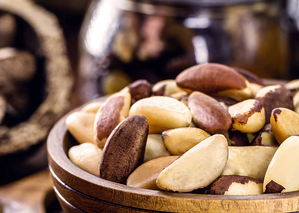 tazón con nueces de Brasil peladas sobre una mesa rústica. ingrediente de cocina saludable - Foto, imagen