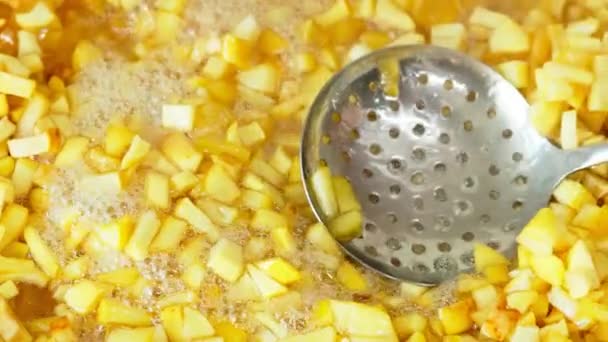 Abschäumer, der kochende Apfelkonfitüre rührt, Full-Frame-Nahaufnahme Hintergrund mit Zeitlupe, aufgenommen mit fester Kamera - Filmmaterial, Video