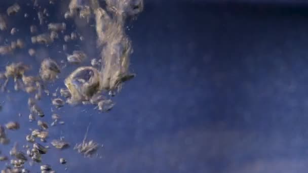 bulle, bulle d'eau sur fond bleu brillant ralenti - Séquence, vidéo