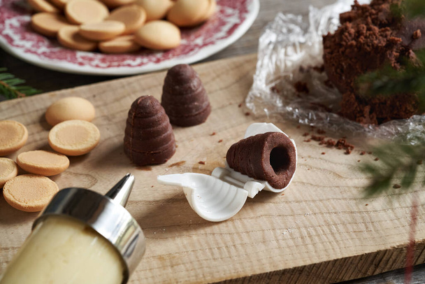 Preparação caseira de colmeias ou ninhos de vespas - biscoitos de Natal sem assar checos cheios de creme de gemada - Foto, Imagem