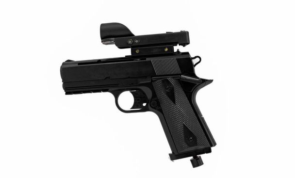 Moderne schwarze Luftpistole mit Laser-Visier isoliert auf weißem Hintergrund. Co2 Gas-Druckluft-Handfeuerwaffe mit Beschriftungsplatz. Moderne Waffe für Luftweiche, Sport und Unterhaltung - Foto, Bild
