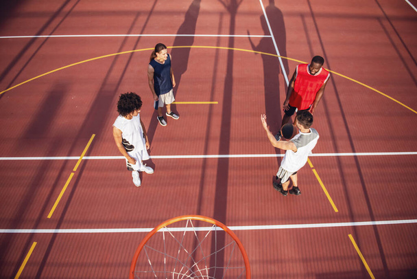 Pohled shora pohledný basketbal hráčů hraje na basketbalové hřiště venku - Fotografie, Obrázek