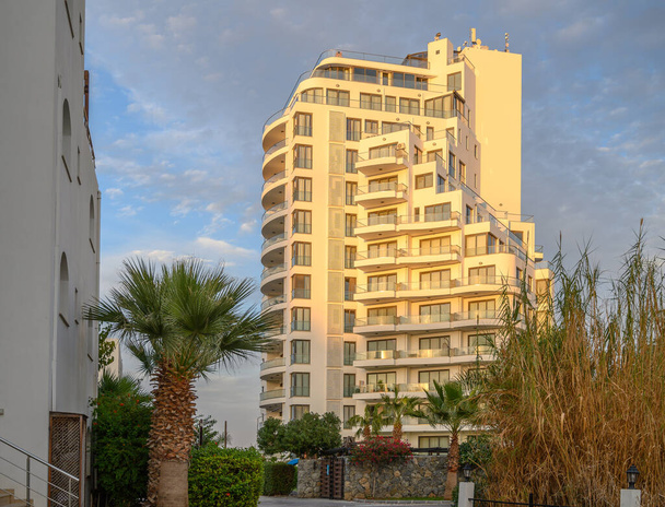 жилой комплекс с белым домом на острове Кипр 1 - Фото, изображение