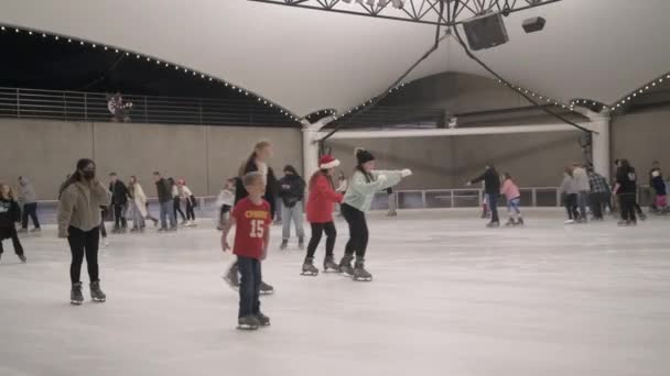 KanKansas City, Missouri. Familles et amis profitent d'une soirée de patinage sur glace au Crown Center.  - Séquence, vidéo