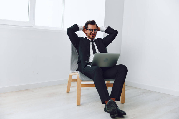 Férfi háttér jóképű számítógép portré üzleti érzelem ül boldog gesztus életmód igen iroda technológia szék győztes üzletember munka laptop - Fotó, kép
