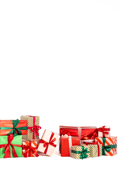 Красиво загорнуті різдвяні подарунки ізольовані на білому тлі. Високоякісна фотографія - Фото, зображення