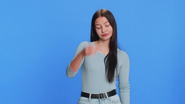 Twarzowa dłoń. Wstydź się. Zdenerwowana biała młoda kobieta robiąca gest dłoni na twarzy, znudzona, rozczarowana rezultatem, złe wieści, smutna. nieszczęśliwa dziewczyna odizolowany na niebieski studio tło wewnątrz - Materiał filmowy, wideo