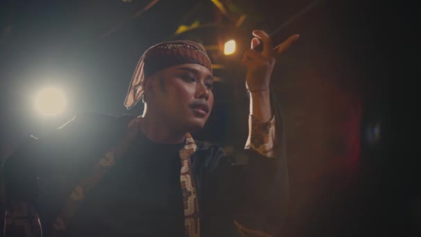 азіатський чоловік ловить чорний шарф з рукою, кинутою танцюристом на сцену вночі - Кадри, відео