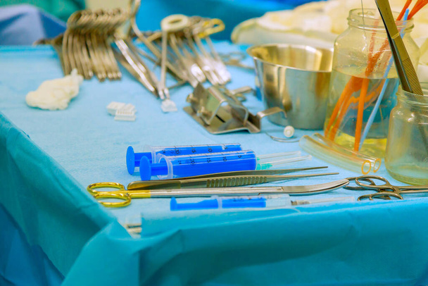 Salle d'opération équipée de pinces, pinces, toutes les technologies nécessaires pour la microchirurgie à cœur ouvert à l'hôpital - Photo, image