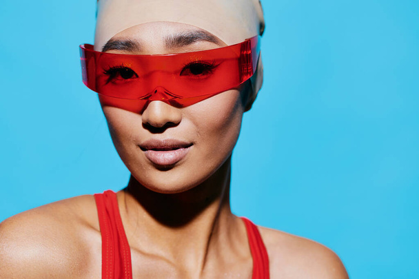 Rote Frau Erwachsene weiß Schönheit modisch blau asiatisch Porträt Emotion Mode Hintergrund jung Badeanzug niedlich eine Frau lächelnd Sonnenbrille - Foto, Bild