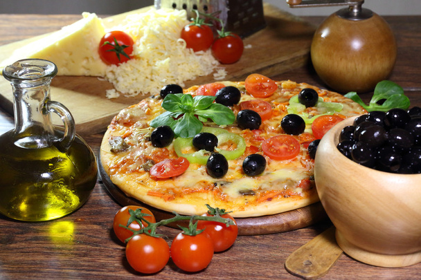 Pizza z pieczarkami, oliwki, papryka bułgarski, posiłek i t - Zdjęcie, obraz