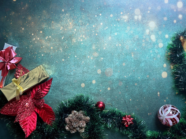Karácsonyfa zöld háttérrel helyet a szövegnek. Karácsonyi és újévi kompozíció díszítésekkel, karácsonyfaágakkal és csillogásokkal - Fotó, kép