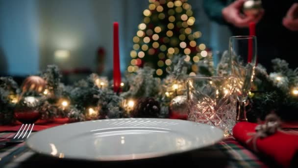 den Tisch für das Weihnachtsessen dekorieren.  - Filmmaterial, Video