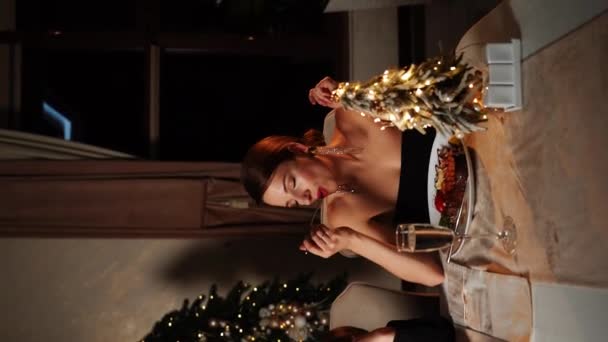 Frohe Weihnachten! Glückliche Familien essen zu Hause zu Abend. Feiertag und Zweisamkeit in Baumnähe: Vater, Mutter und Sohn am Weihnachtstisch. Weihnachts- und Neujahrskonzept. - Filmmaterial, Video