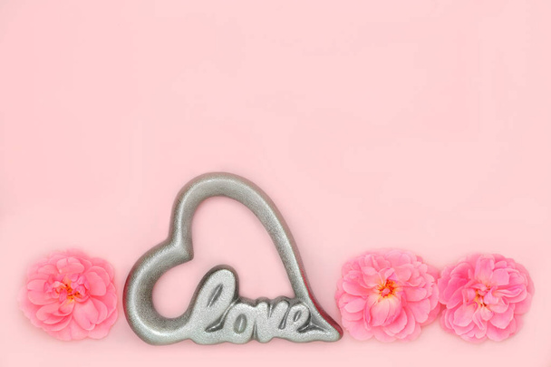 Signo de amor en forma de corazón y rosas rosadas para San Valentín, Día de la Madre, cumpleaños, aniversario o día de la boda. Diseño femenino abstracto. - Foto, Imagen