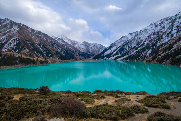 Panorama jeziora lodowcowego, Wielkie Jezioro Ałmaty, Kazachstan, Ałmaty - Zdjęcie, obraz