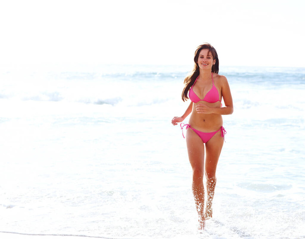 Zonneschijn, hardlopen en vrolijke vrouw in bikini op het strand voor zomervakantie, reizen en tropisch eiland. Relax, spelen en meisje met een glimlach op de oceaan voor vakantie met golven, zon en energie in Hawaï - Foto, afbeelding