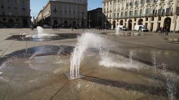 TURIN, ITÁLIE - 02. PROSINCE 2023: Fontána na náměstí Piazza Castello - Záběry, video