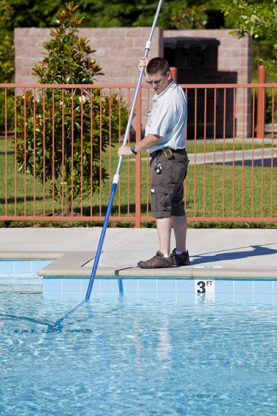 Tecnico del servizio piscina attivo
 - Foto, immagini