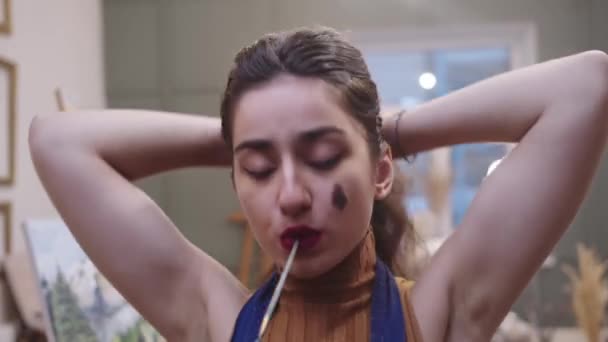 Eine Frau mit einem Strohhalm im Mund - Filmmaterial, Video