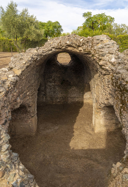 Залишки археологічних руїн кам'яного похоронного мавзолею Лос-Колумбаріос на римському кладовищі Меріда, Іспанія. - Фото, зображення