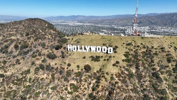 Hollywood Sign At Hollywood In Los Angeles Estados Unidos. Mountain Landmark Scene. Paisaje famoso. Hollywood Firma en Hollywood en Los Ángeles Estados Unidos. - Foto, imagen