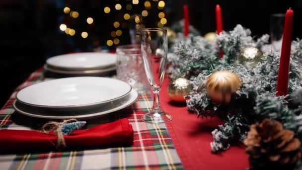 Χριστουγεννιάτικο διακοσμημένο τραπέζι για τη Μεγάλη νύχτα . - Πλάνα, βίντεο