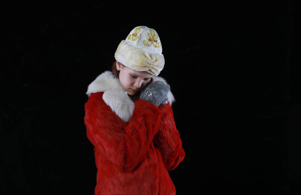 děti módní portrét dívka s kožešinou zimní kabát - Fotografie, Obrázek