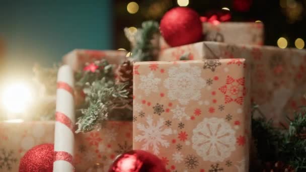 Decoraciones navideñas y composición de regalos. - Metraje, vídeo