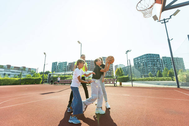 A kosárlabda a családdal boldoggá tesz. Kiváló minőségű fénykép - Fotó, kép