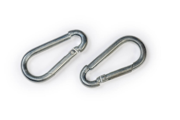 Два небольших крепких стальных неблокирующих крючка с антикоррозийным покрытием на белом фоне, вид сверху - Фото, изображение