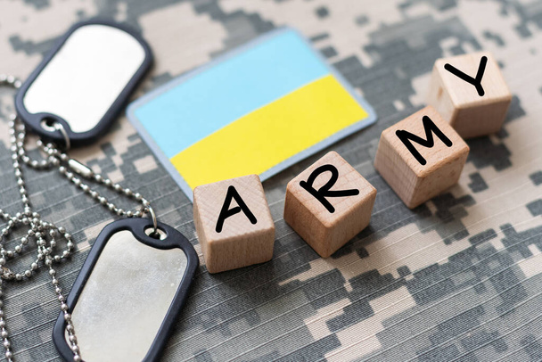 Uniforme militar con parche bandera ucraniana. Foto de alta calidad - Foto, imagen